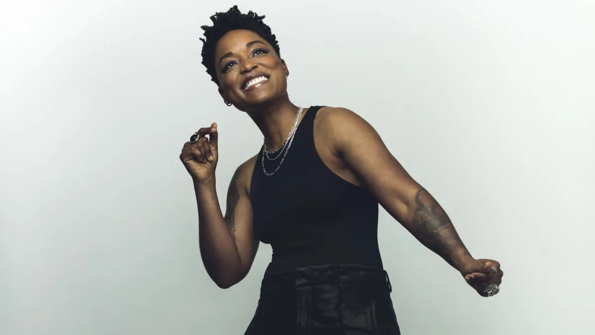 Ayesha Harris como Dra. Parker Ellis em The Pitt