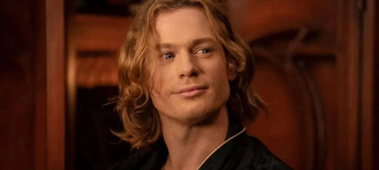Sam Reid como Lestat de Lioncourt em figurino de palco na série O Vampiro Lestat