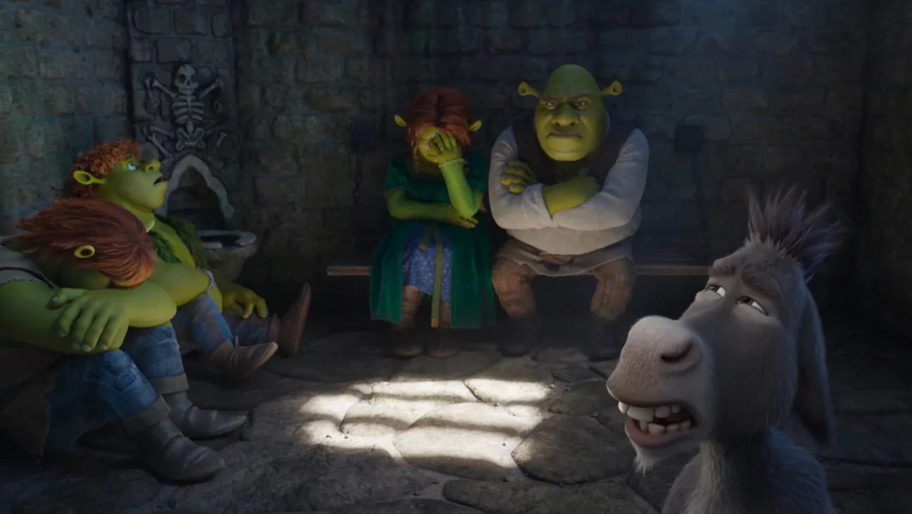 O Burro em primeiro plano com Shrek, Fiona e os filhos atrás, na cena de abertura do trailer de Shrek 5