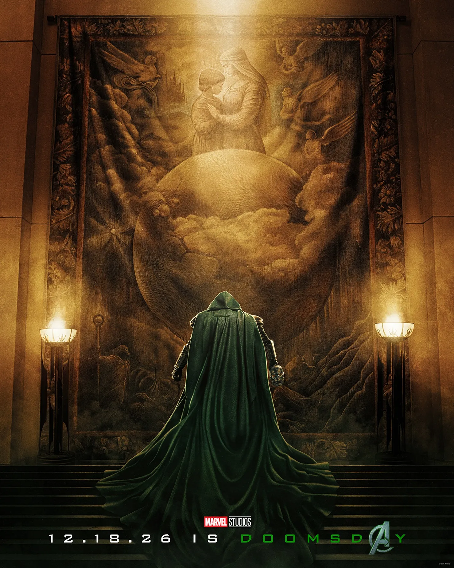 Pôster de Vingadores: Doutor Destino: o Doutor Destino de capa e capuz verdes, de costas, diante de uma tapeçaria dourada