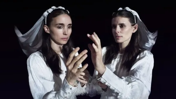 Rooney Mara, Kate Mara e Lena Herzog em cena de O Vale Imaginário