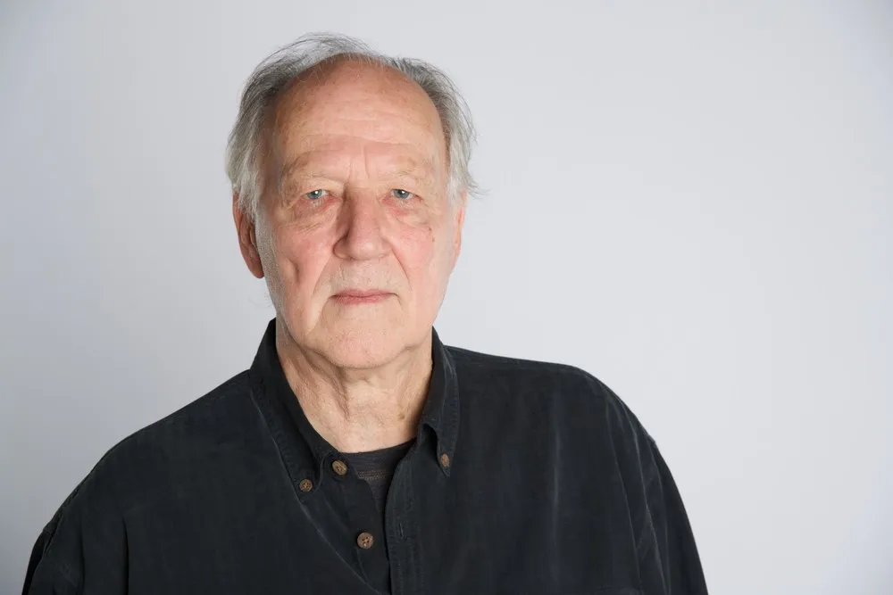 Werner Herzog com expressão séria em evento de cinema