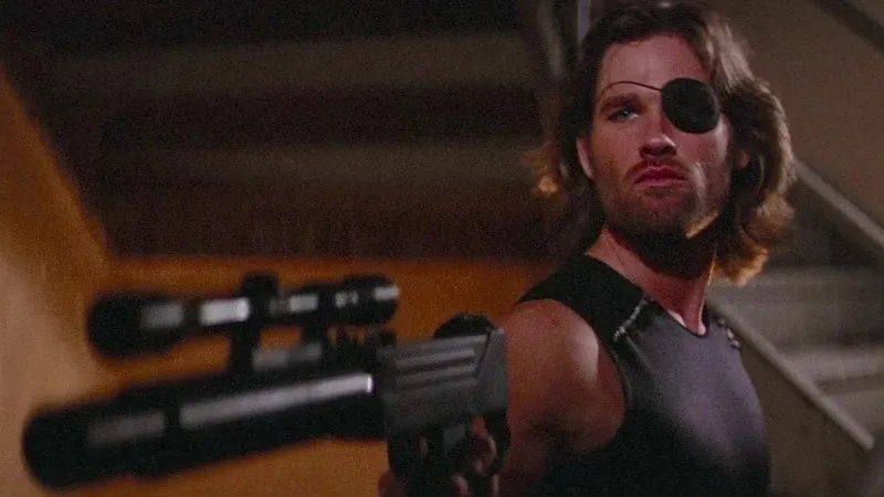 Snake Plissken de tapa-olho diante da silhueta de uma Nova York em ruínas, na estética distópica de Fuga de Nova York